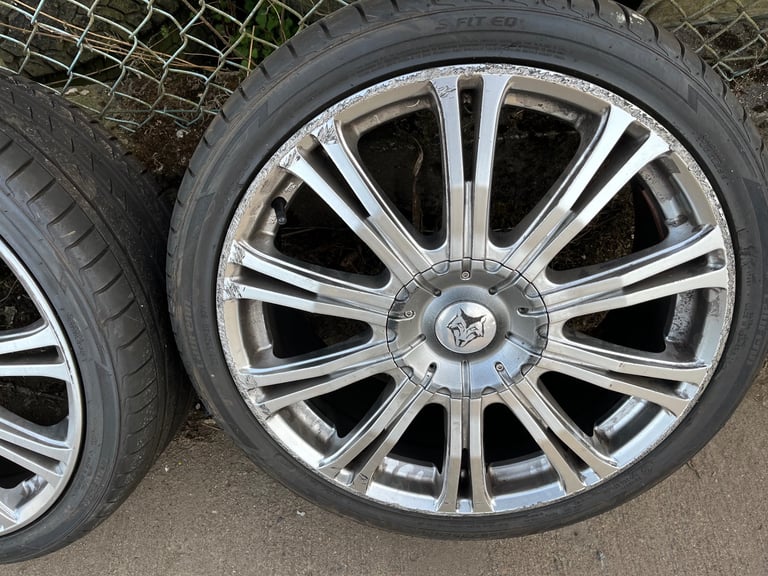 20” Alloy wheels with 255/35 ZR20 tyres.