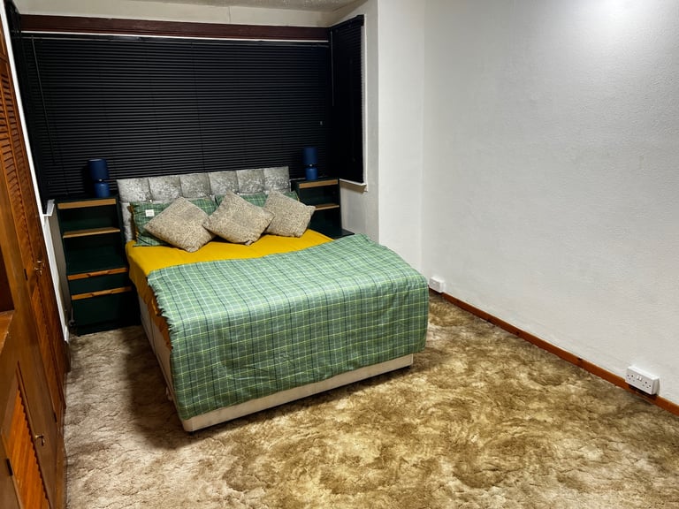 1 A double room - An Excellent Large Bright Double bedroom - 3mins to the train station for £150p/w