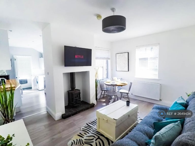 image for 3 bedroom house in Queens Walk, Stamford, PE9 (3 bed) (#2649434)