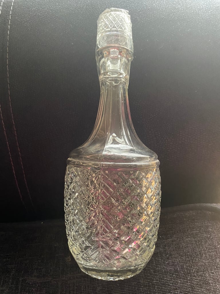 4 decanter glass bottles with stoppers