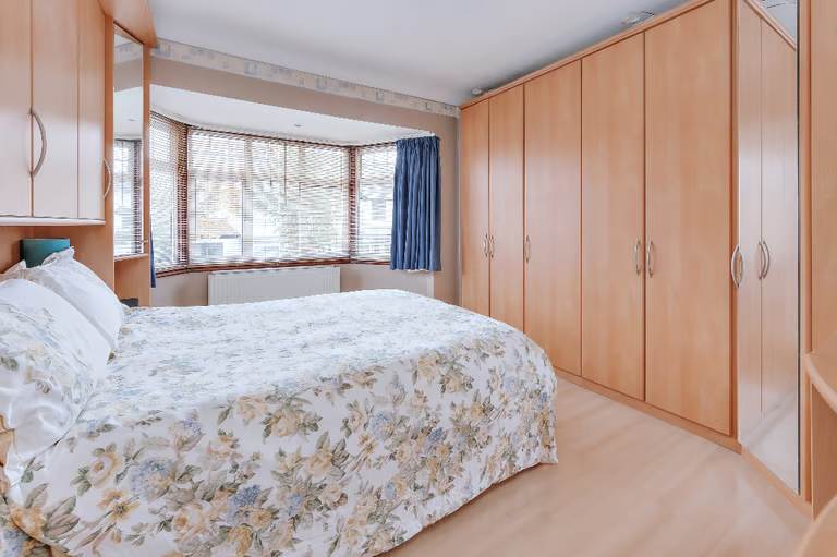 Spacious modern 4 bedroom house, located off shirehall Lane, NW4