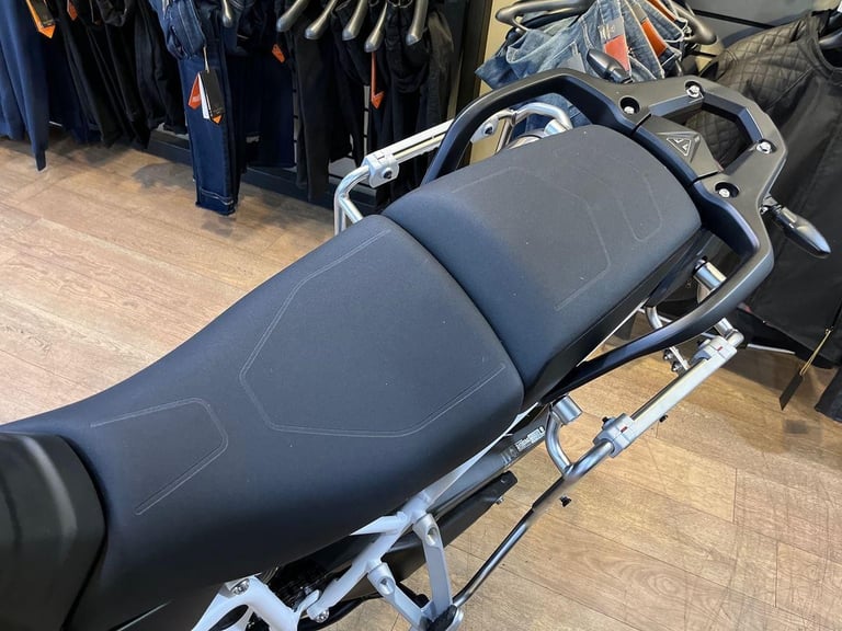 2025 Triumph Tiger 900 RALLY PRO PREMIUM TWIN COLOUR Petrol black 6 Speed