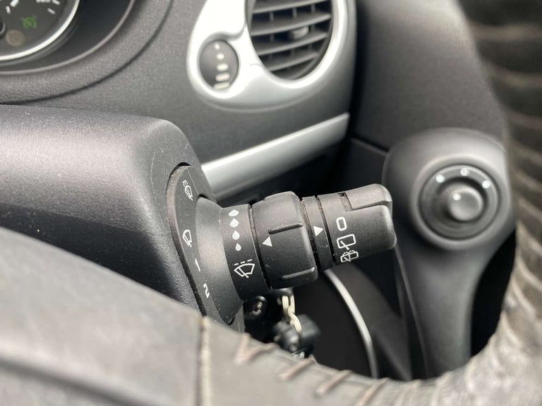 2010 Renault Clio 1.1 Clio Dynamique TomTom 16V 3dr Hatchback Petrol Manual