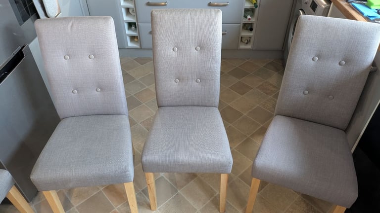 Real Oak extendable dining table with 6 seats