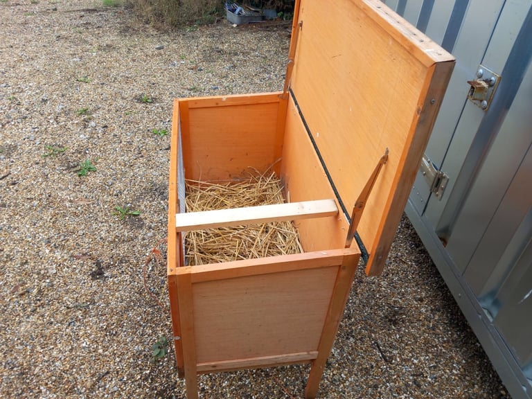 Hutch for a small pet lift up lid 