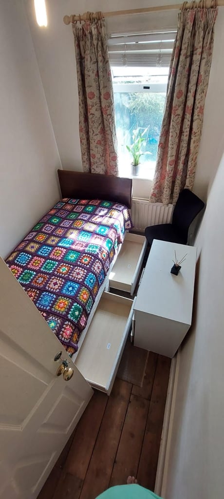 Single Room to rent in Tonbridge 10 minutes from station bills included 
