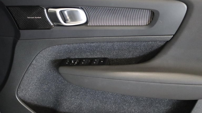  Volvo XC40 T3 R-Design (Lounge Pack, Sunroof, Harman Kardon, 360 Camera, BLIS) Petrol Automatic