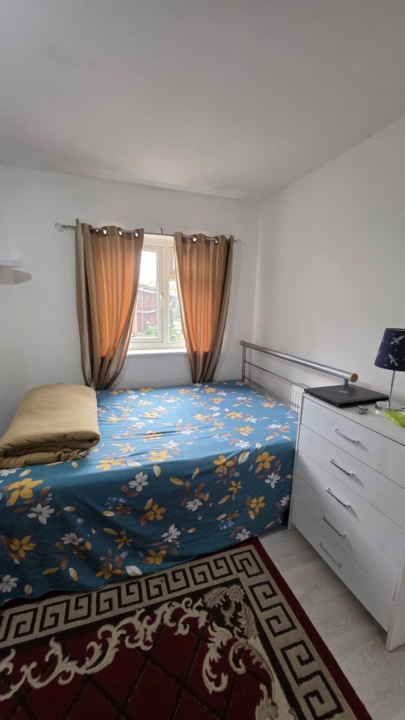 Large double room in hayes