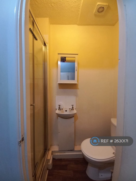 1 bedroom flat in Colwick Road, Nottingham, NG2 (1 bed) (#2630171)