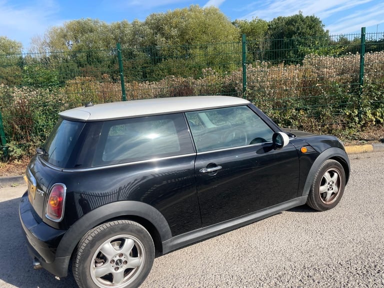 MINI COOPER 1.6 PETROL 10 REG BLACK 3 DOOR MOT FEBRUARY 25TH 2026 TAX £165 LOW INSURANCE 50+MPG