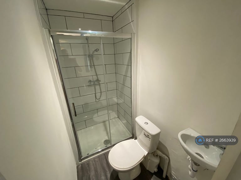 3 bedroom flat in Martlesham Walk, Manchester, M4 (3 bed) (#2663939)