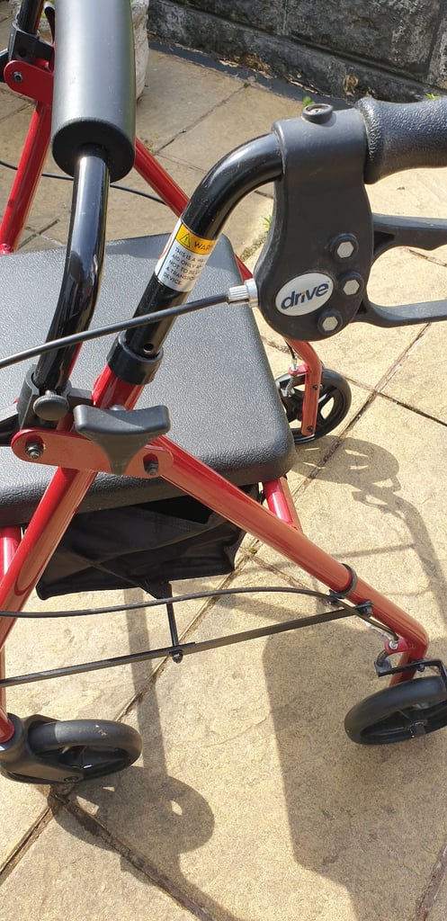 Walking aid with seat 