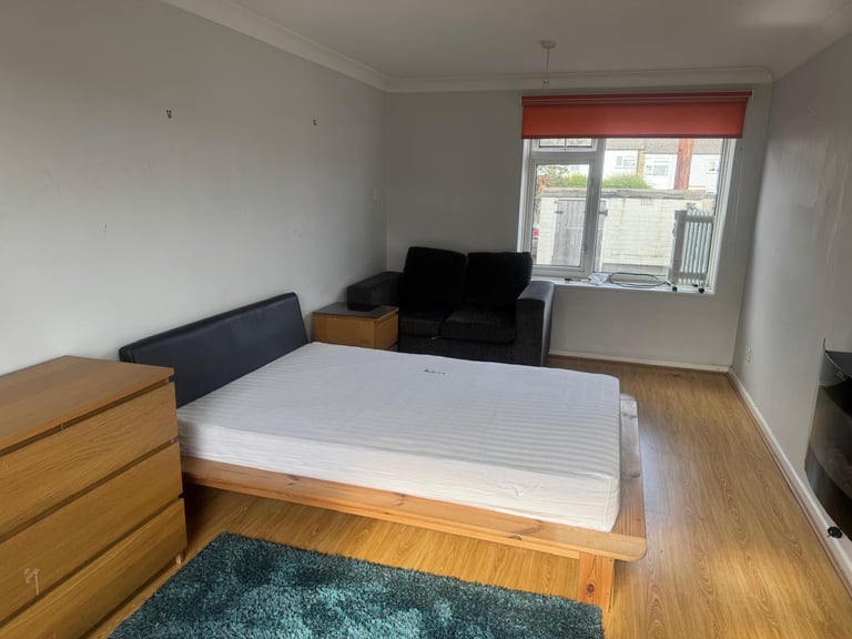 Spacious Double Room for Rent – Parking Available – Southampton