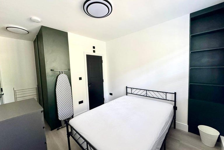  Large bedroom  with bills included in Alexandra House, St Marys Terrace, W2 1SF-Ref: 3005