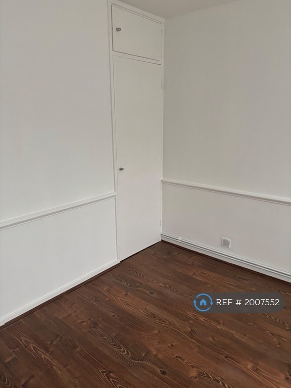 2 bedroom flat in Glamis House, Warley, Brentwood, CM14 (2 bed) (#2007552)