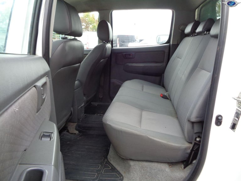TOYOTA HILUX 2.5 D-4D HL2 White Manual Diesel 2012