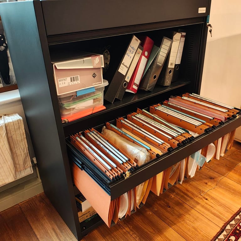 Flexiform filing cabinet with two separate pull out file holders and one shelf. Lockable cover. 
