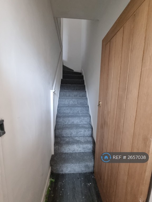 3 bedroom flat in The Ridgeway, London, W3 (3 bed) (#2657038)