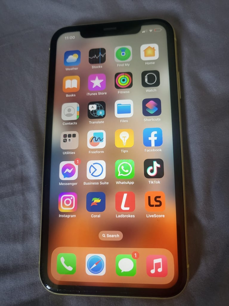 iPhone 11 64gb yellow cracked back 