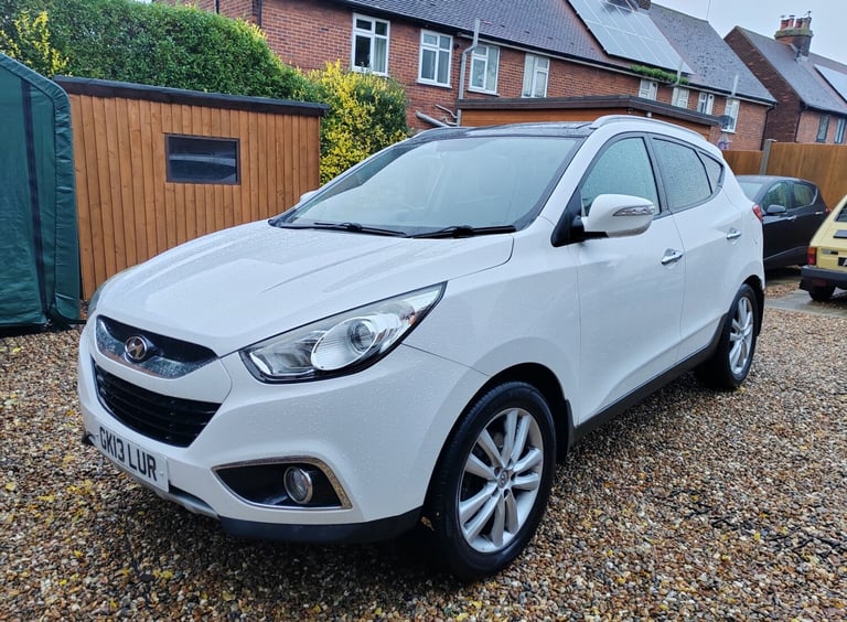 Hyundai IX35 Premium 2.0CRDI 4X4 with AUTO GEARBOX, FULL SERVICE HISTORY