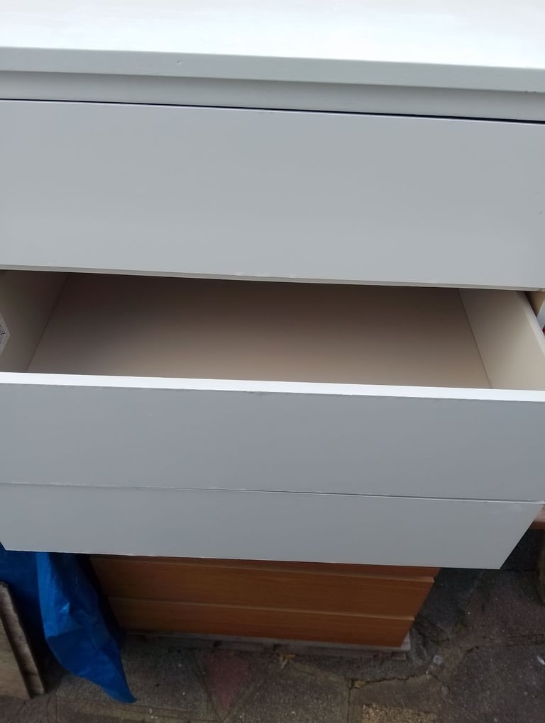 Chest of 3 large deep white drawers in very good condition allround 