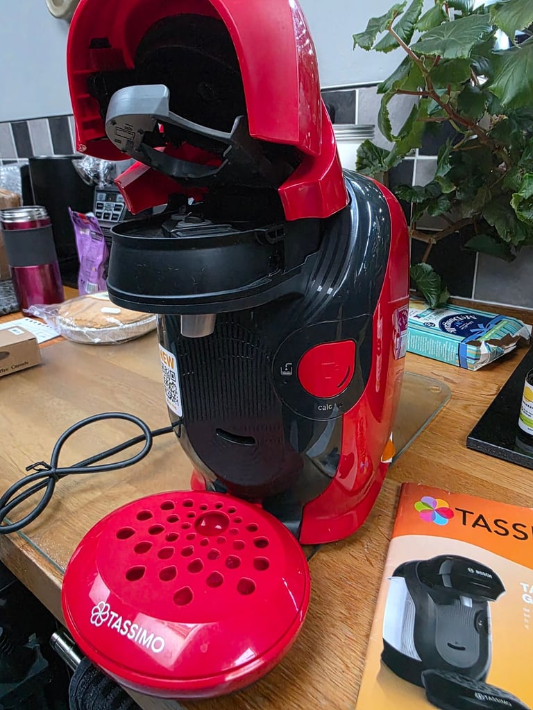 Bosch Tassimo Vivy 2 Red Coffee Pod Machine. Auto Hot Drink Chocolate expresso Latte Barista maker