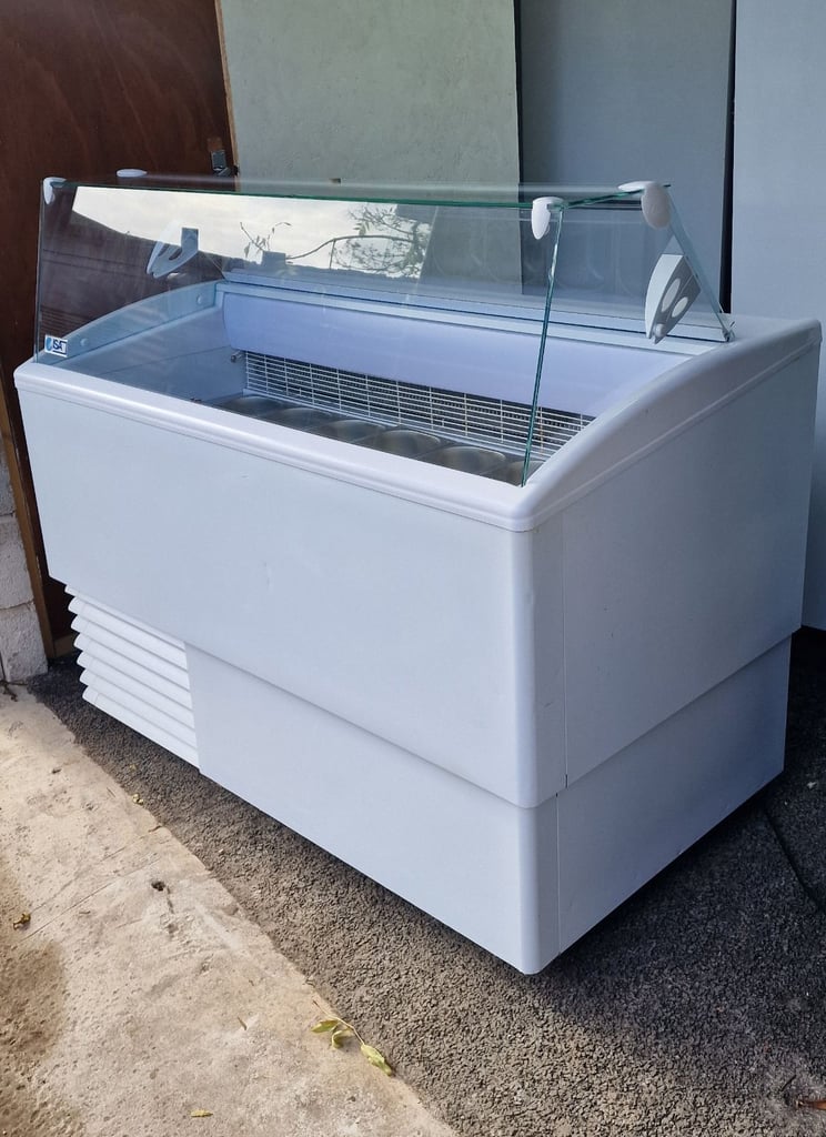 ISA NEW COMMERCIAL ICE CREAM DISPLAY FREEZER WITH PANS FULLY WORKING EXCELLENT CONDITION 