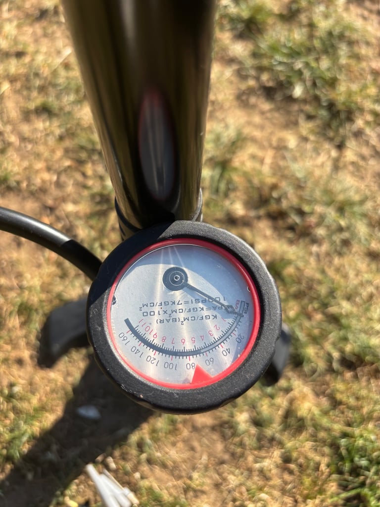 Bike pump only used twice works perfectly 