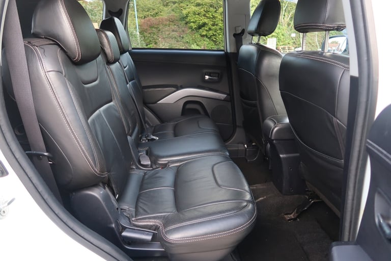 2012/12 White Mitsubishi Outlander 2.2 DI-D GX3 5dr 2WD 7 Seat