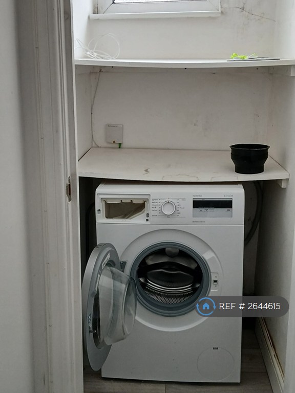 1 bedroom flat in Vale Road, London, N4 (1 bed) (#2644615)