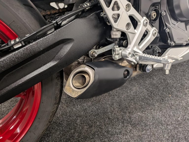 SUZUKI GSX8R ** FULL DOCUMENTED SERVICE HISTORY - QUICK SHIFT - BOTH BOOKS **