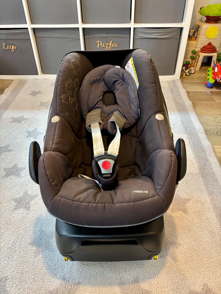 image for Maxi Cosi Black Pebble Car Seat with FamilyFix Isofix base