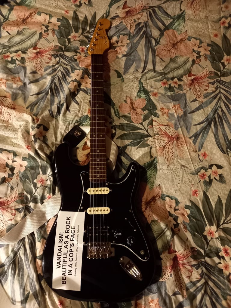 Nirvana Kurt Cobain 'vandalism' stratocaster Reading Festival 1991 replica electric guitar. 