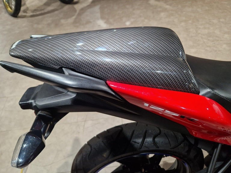 HONDA CBR 125 IN WHITE AND RED