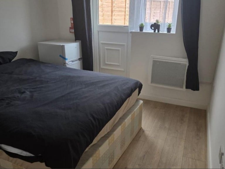 image for 7Bed 7Bath Semi-Detached house to rent in Edgware - Leighton Close