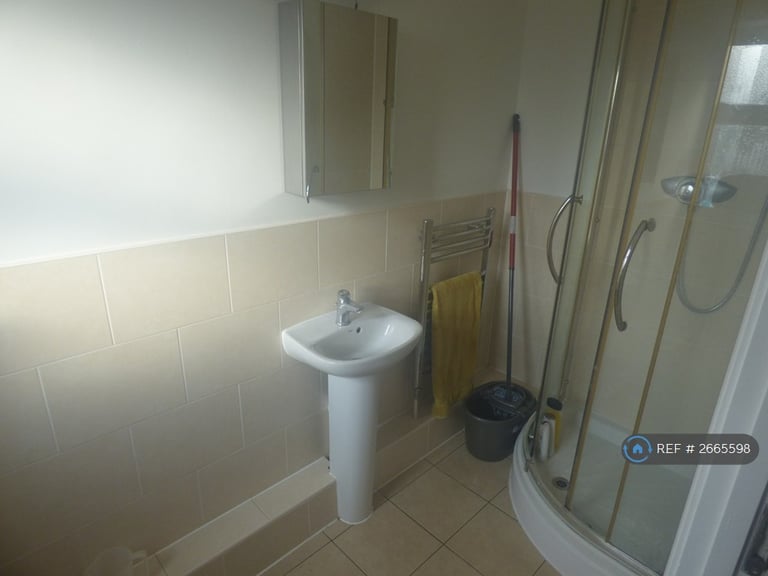 3 bedroom flat in Methuen Road, Bournemouth, BH8 (3 bed) (#2665598)