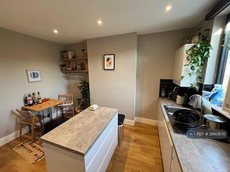 2 bedroom flat in Heathfield North, Twickenham, TW2 (2 bed) (#2660870)