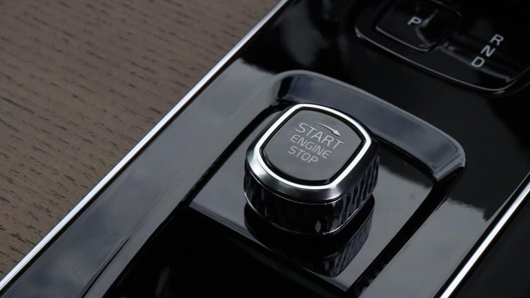 2025 Volvo XC90 B5 (P) AWD Plus Dark (Harman Kardon Sound, 360 Camera, Apple CarPlay, BLIS) ESTAT...