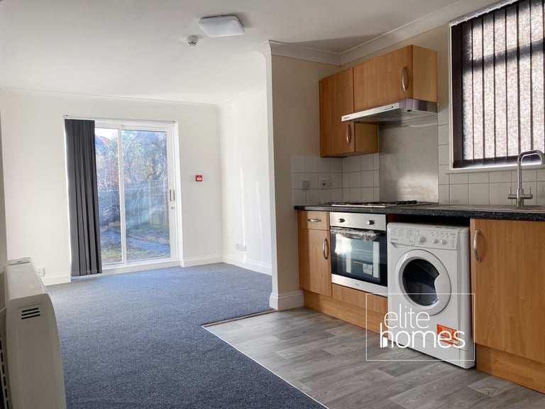 Large ground floor rear self-contained Studio Flat with private garden in Wood Green, N22.