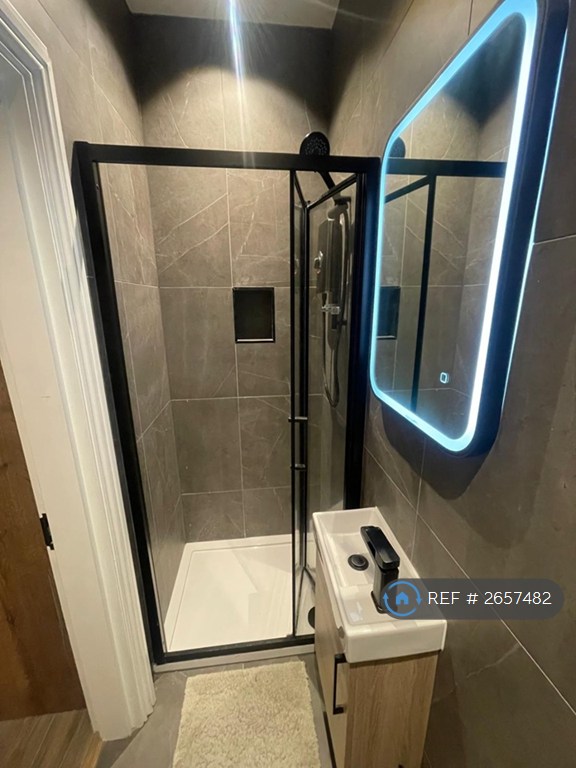 1 bedroom in Stanley Road, Enfield, EN1 (#2657482)