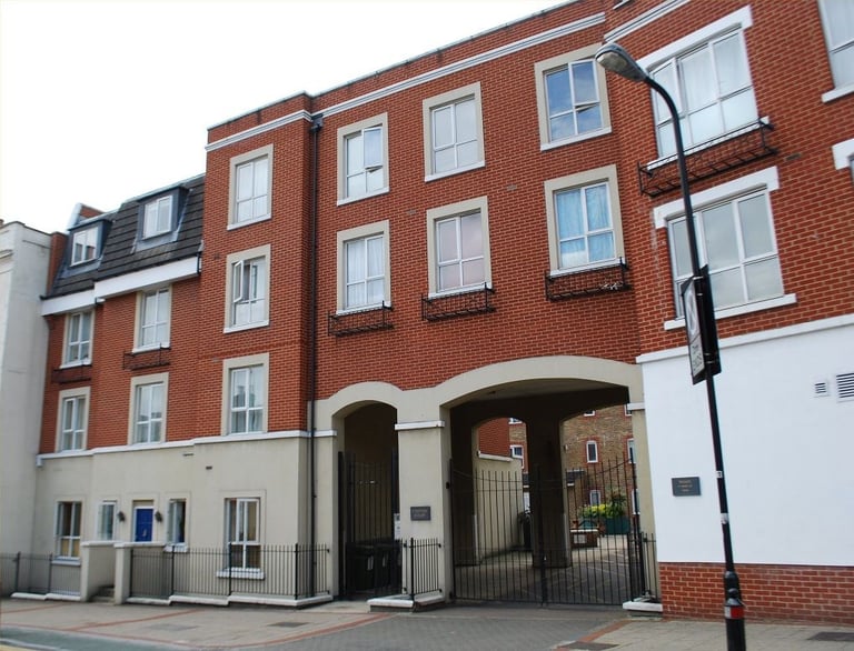 West London Acton, W3 two bedroom, 2nd floor flat in a purpose built gated court