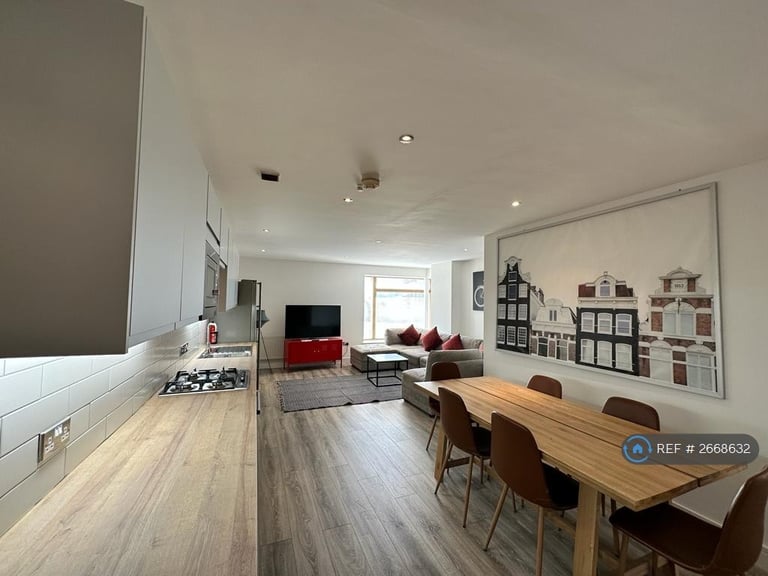 2 bedroom flat in Cromwell Court, Leeds, LS10 (2 bed) (#2668632)