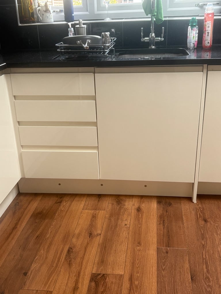 Kitchen Units for Sale Buyer to Collect and Dismantle with Siemens appliances