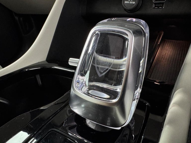 VOLVO XC40 1.5h T5 Recharge 10.7kWh Ultimate Dark Auto Euro 6 (s/s) 5dr 2023