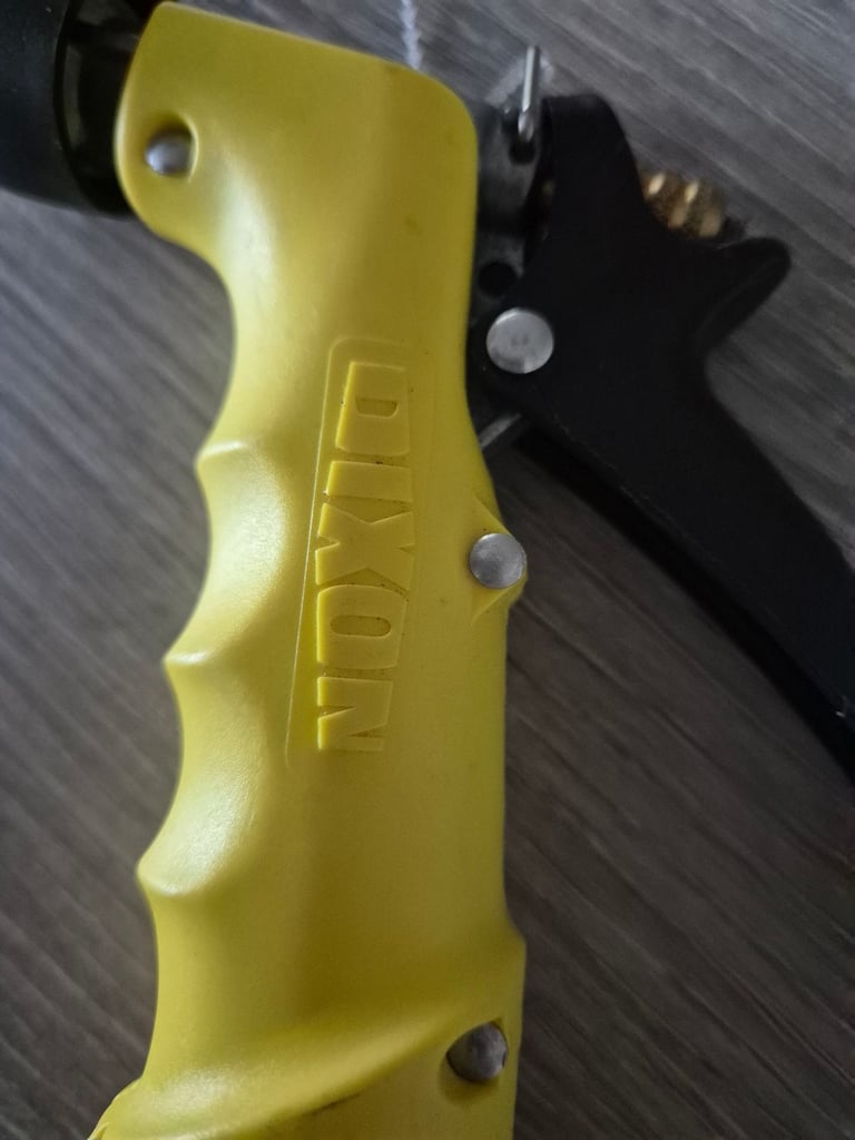 Metal pressure spray gun