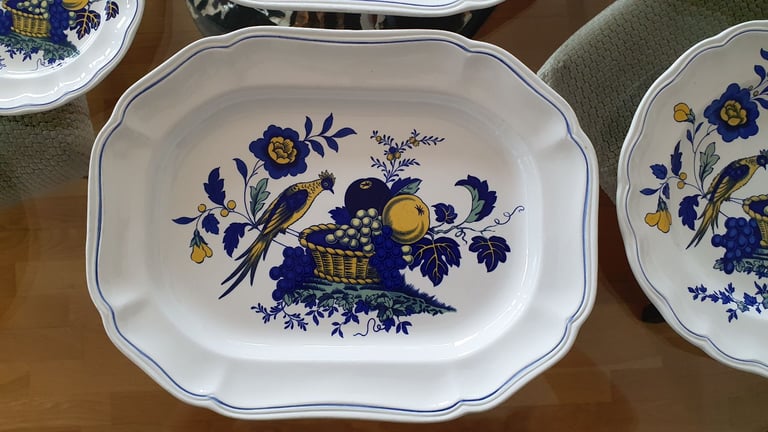 Dinner / Crockery Set - 16 piece (x3 plates chipped)