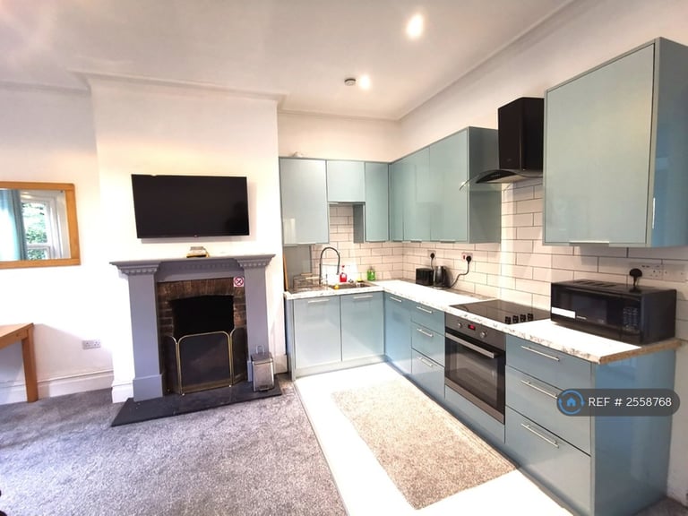 2 bedroom flat in Snowdon Road, Bournemouth, BH4 (2 bed) (#2558768)