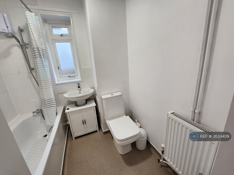 3 bedroom flat in Earlham West Centre, Norwich, NR5 (3 bed) (#2633409)
