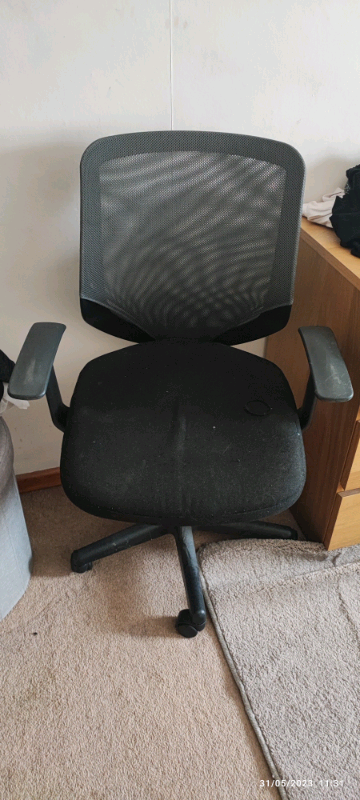 Swivel office chair 