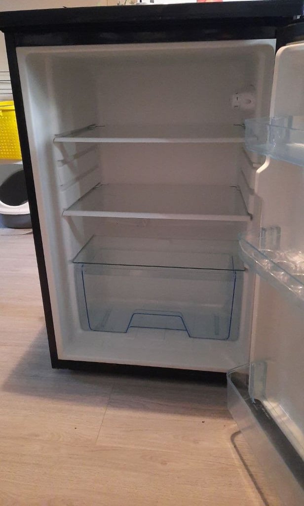  LOGIK, MEDIUM SIZE FRIDGE IN GREAT CONDITION